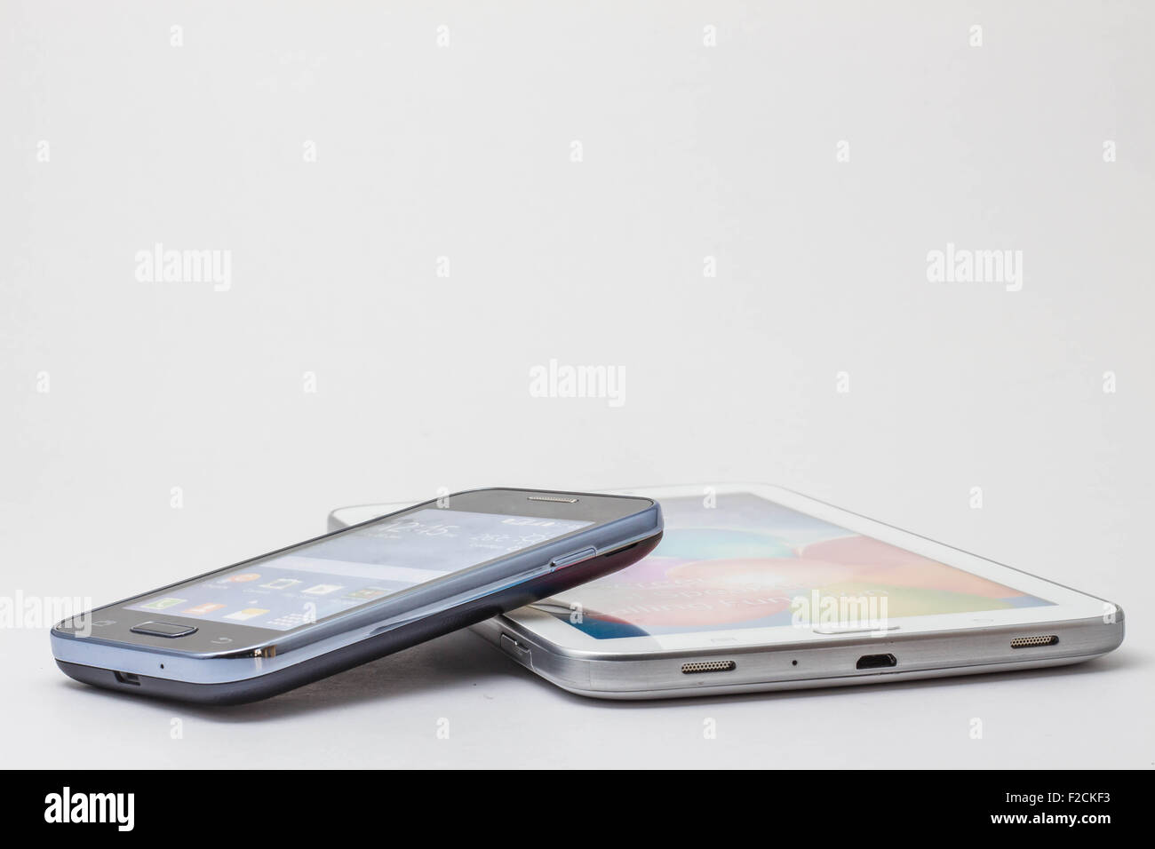 Smartphones und Tablets auf weißem Hintergrund. Stockfoto