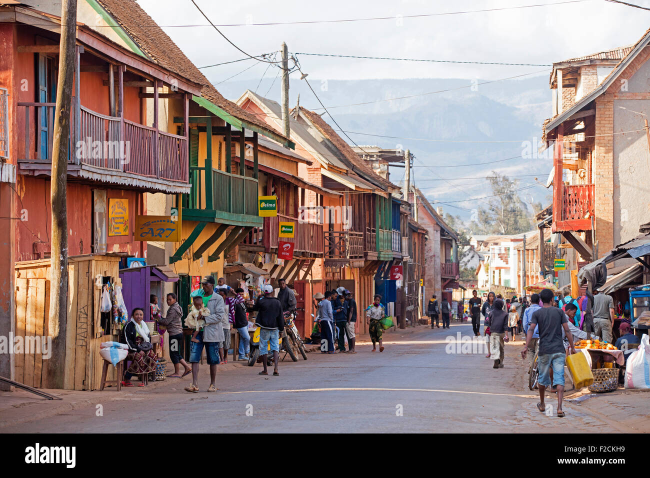 Madagassische Einheimischen einkaufen in der kolonialen Hauptstraße der Stadt Ambalavao, Haute Matsiatra, Madagaskar, Südostafrika Stockfoto