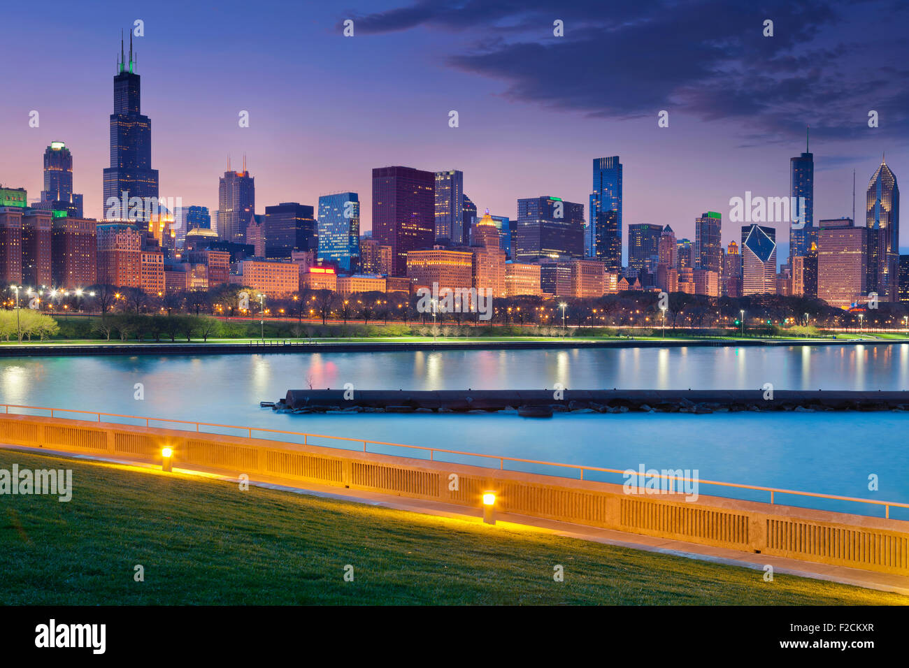 Skyline von Chicago. Bild von Chicago Skyline bei Nacht mit Reflexion auf die Lichter der Stadt im Lake Michigan. Stockfoto