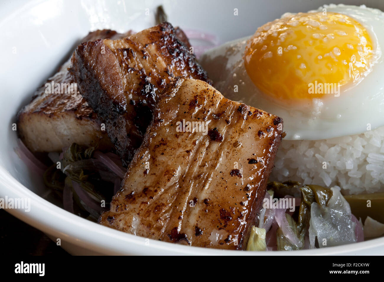 Schweinebauch mit Spiegelei und Reis, close-up Stockfoto