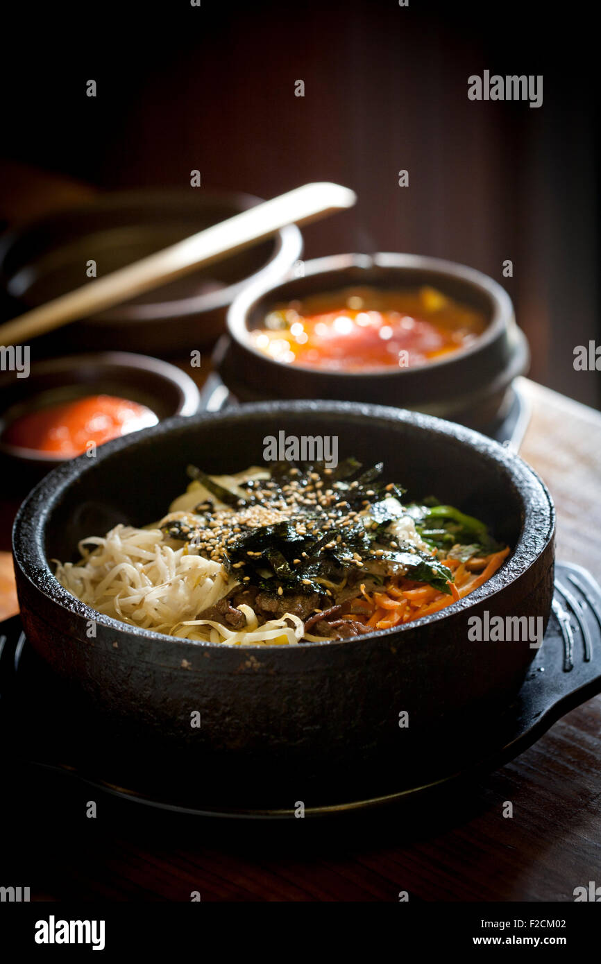 Steinzeug Bibimbab im dunklen Raum, Hintergrundbeleuchtung Stockfoto