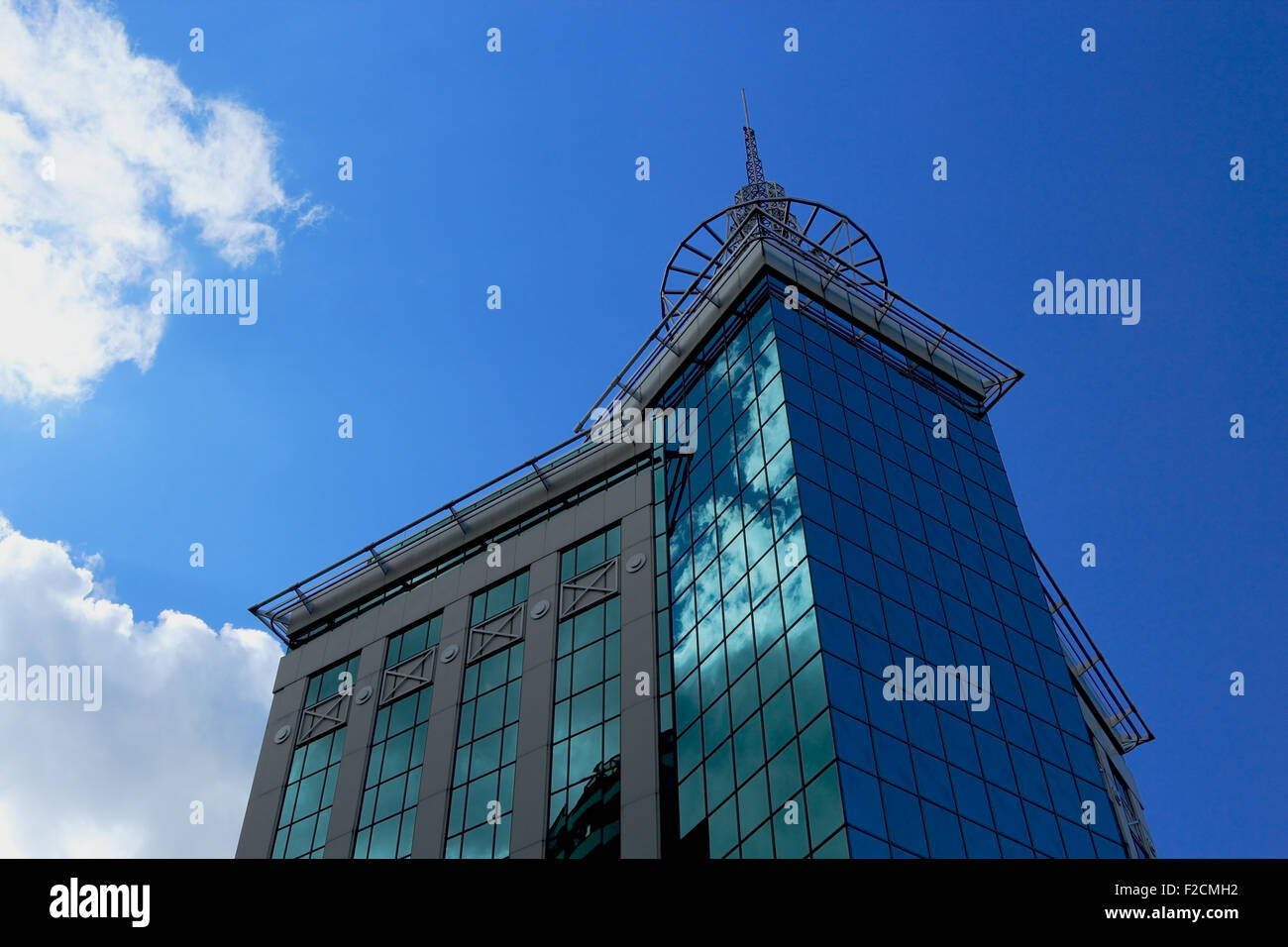 Moderne Architektur. Neues Firmengebäude. Niedrigen Winkel Ansicht. Stockfoto