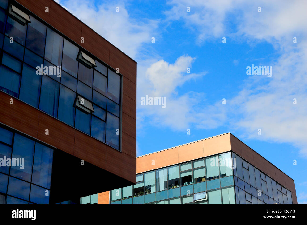 Nahaufnahme des kleinen modernen Bürogebäuden. Stockfoto