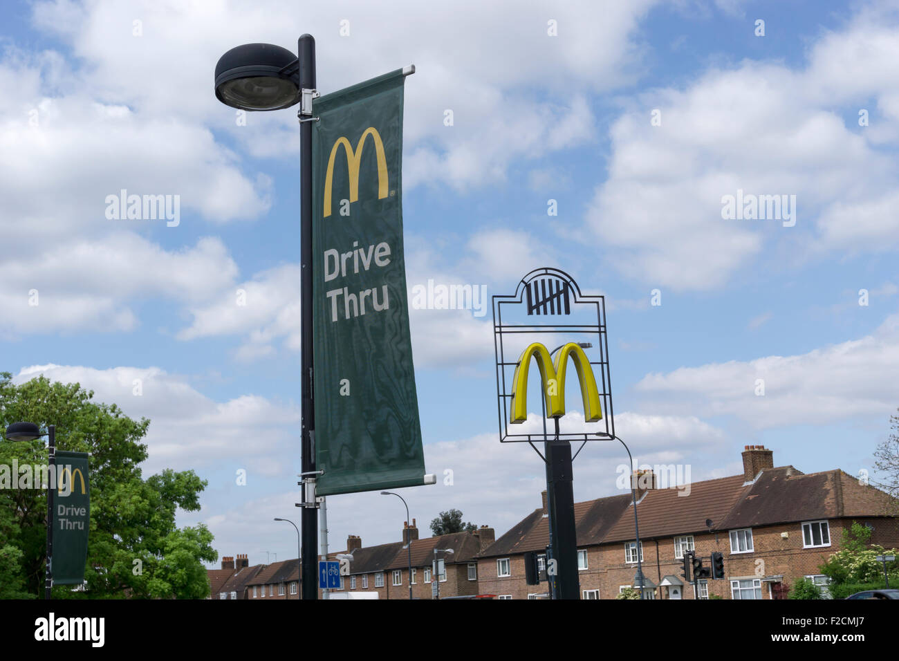 Anzeichen für eine Drive-through-McDonalds in den Räumlichkeiten, die zuvor von The Gate Gastwirtschaft in Bromley besetzt. Stockfoto