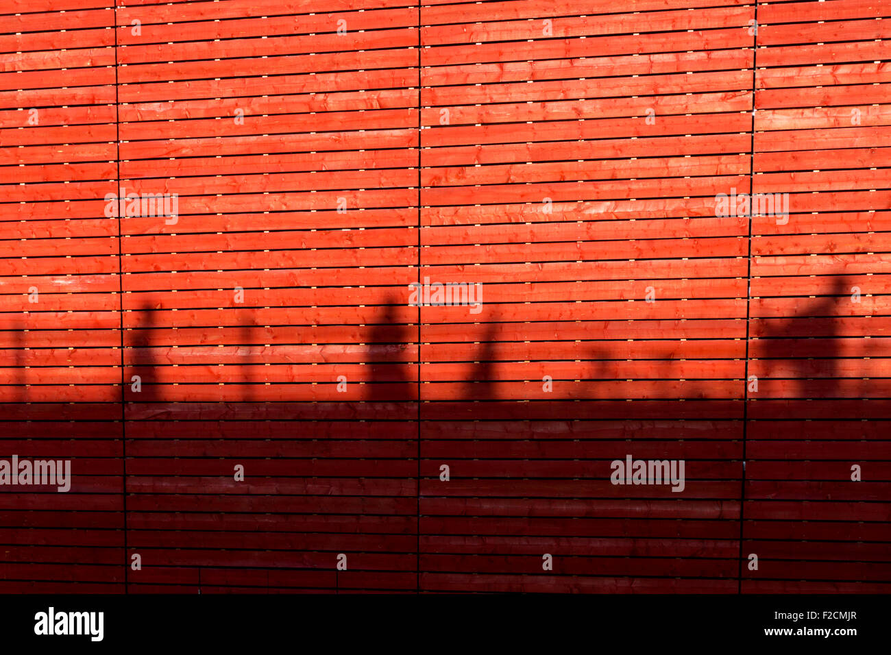 Schatten von Menschen, die Waterloo-Brücke auf The Shed am National Theatre. Stockfoto