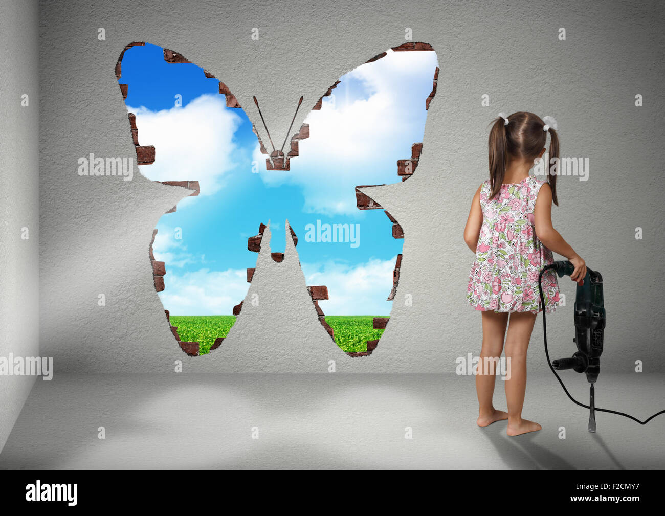 Kind Mädchen brechen Wandform eines Schmetterlings, Renovierung Kreativkonzept Stockfoto