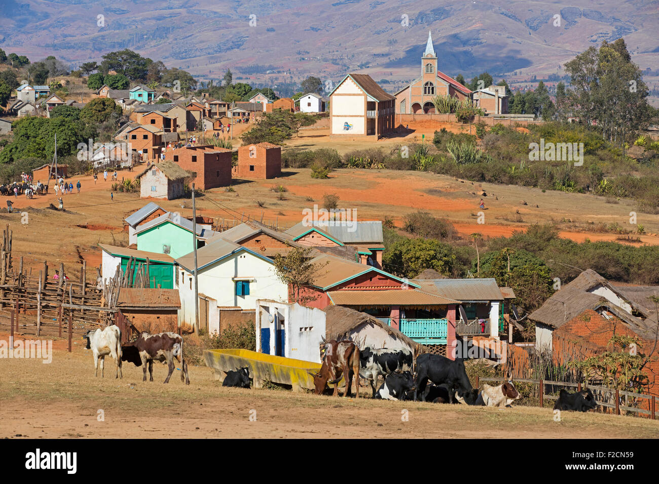 Ländliches Dorf mit Kirche im zentralen Hochland, wo ein Zebu Wochenmarkt, Platz, Ambalavao, Haute Matsiatra, Madagaskar Stockfoto