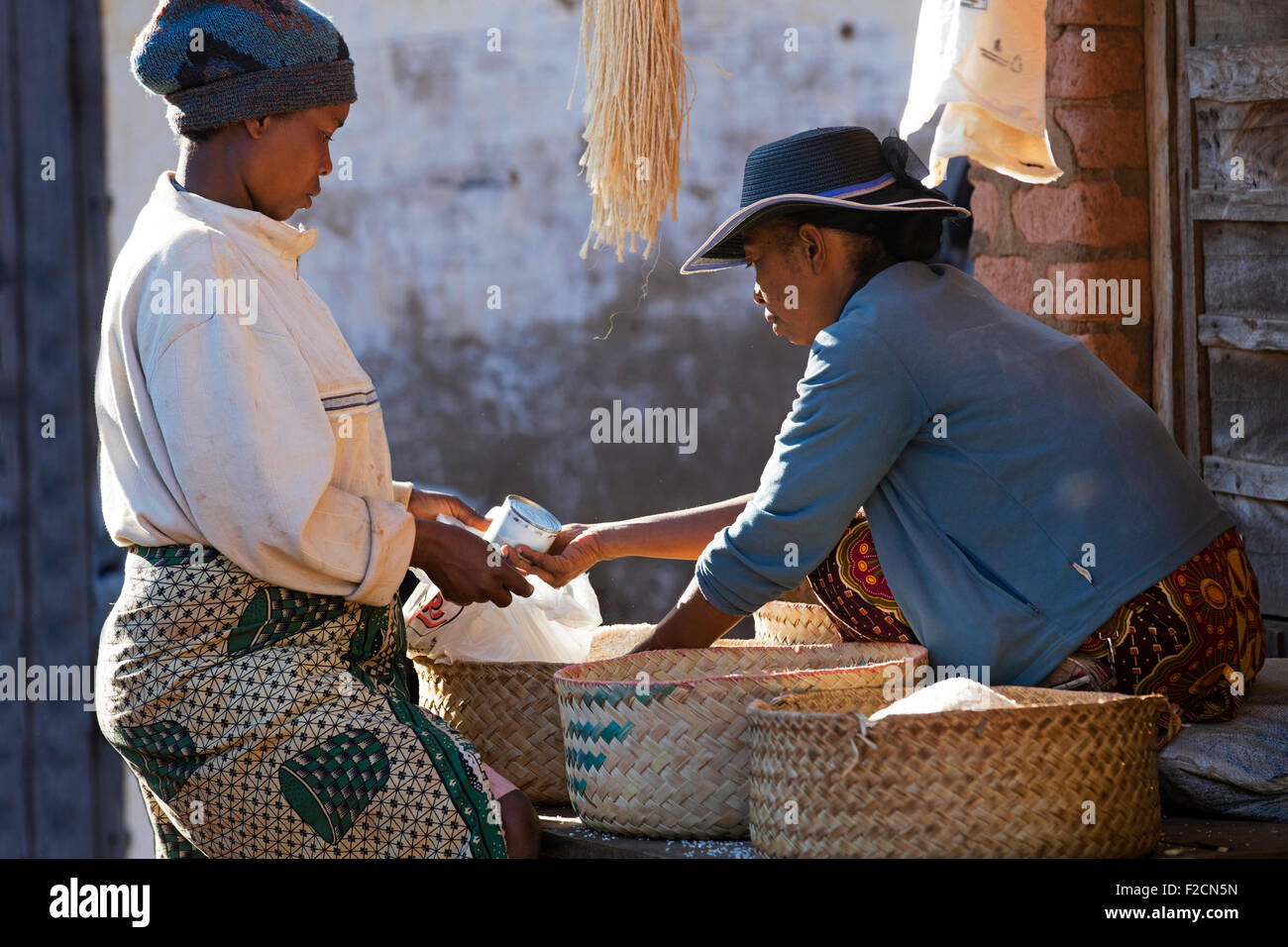 Madagassischen Frau einkaufen gehen Ameise Wochenmarkt in der Stadt Ambalavao, Haute Matsiatra, Madagaskar, Südostafrika Stockfoto