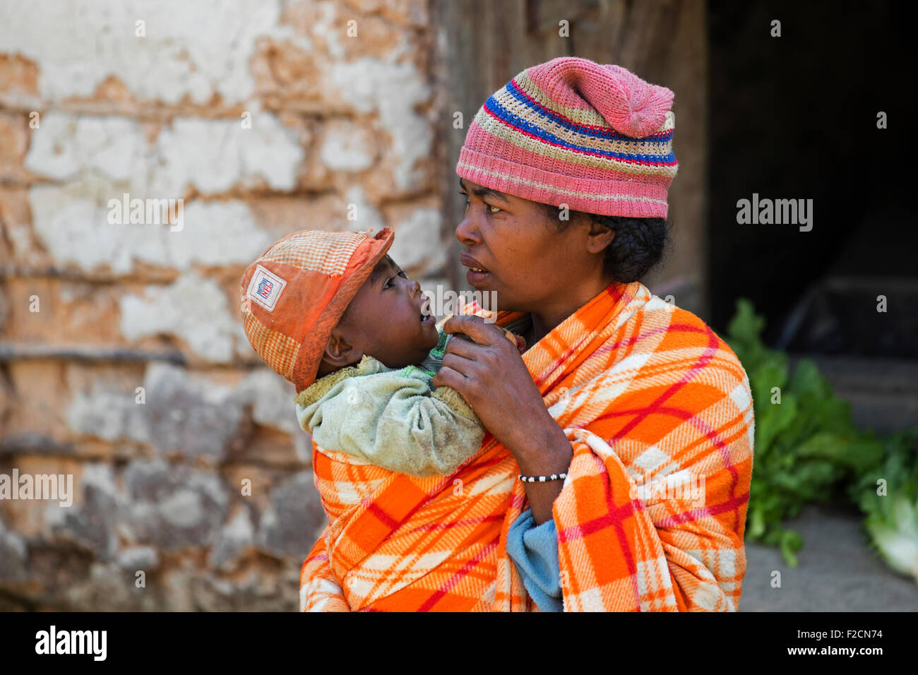 Mutter und Kind gekleidet in traditionellen Decke Mantel des Stammes Betsileo, Fianarantsoa, Haute Matsiatra, Madagaskar, Afrika Stockfoto