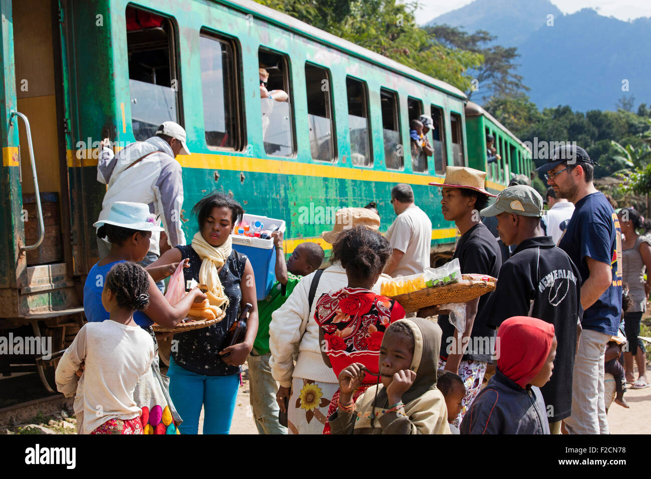 Verkäufer, die Lebensmittel auf Plattform des Bahnhofs zu Fluggästen Zug von Fianarantsoa nach Manakara, Madagaskar Stockfoto