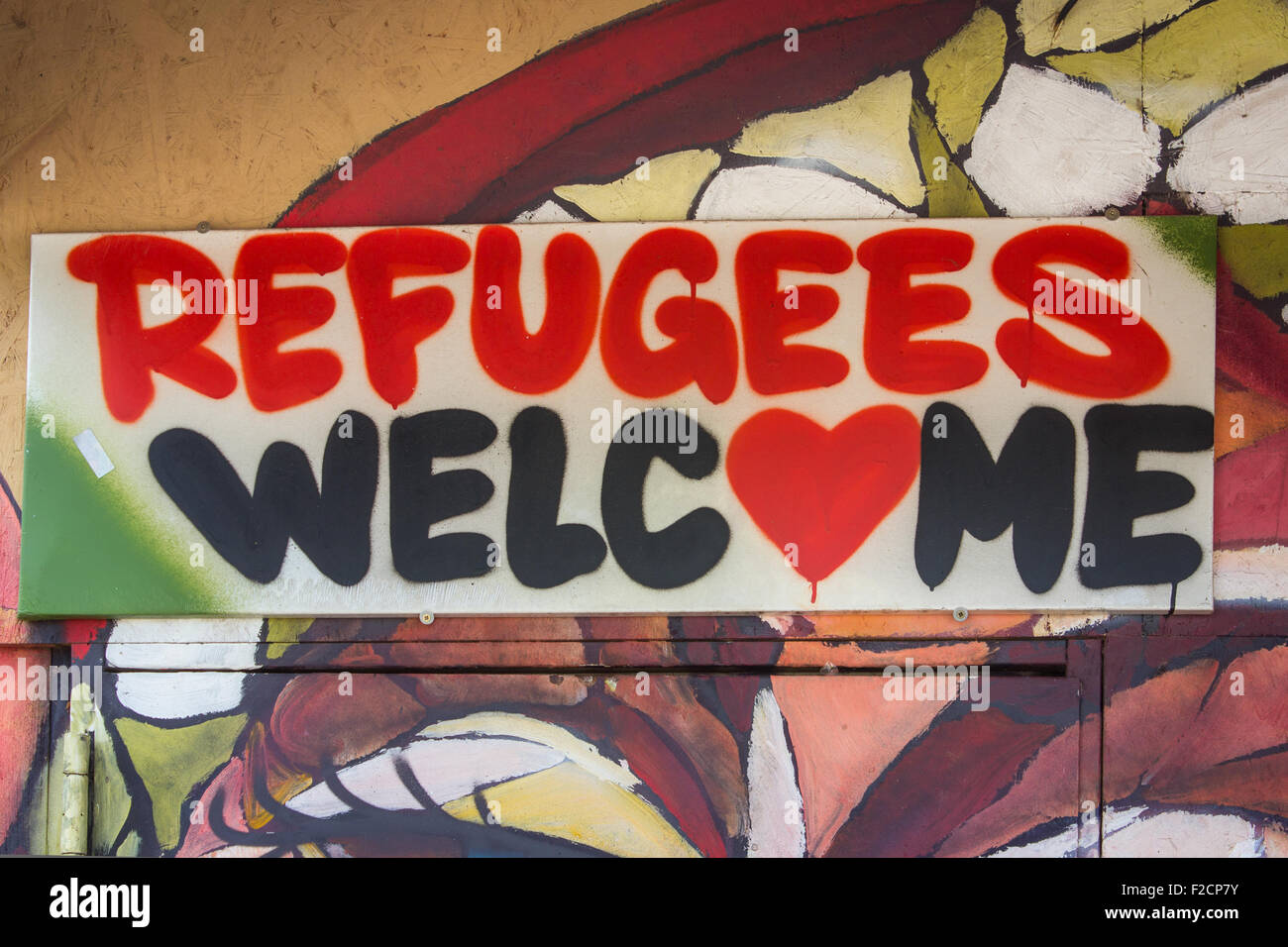 Flüchtlinge aufzunehmen, Graffiti-Schild, Berlin, Deutschland Stockfoto