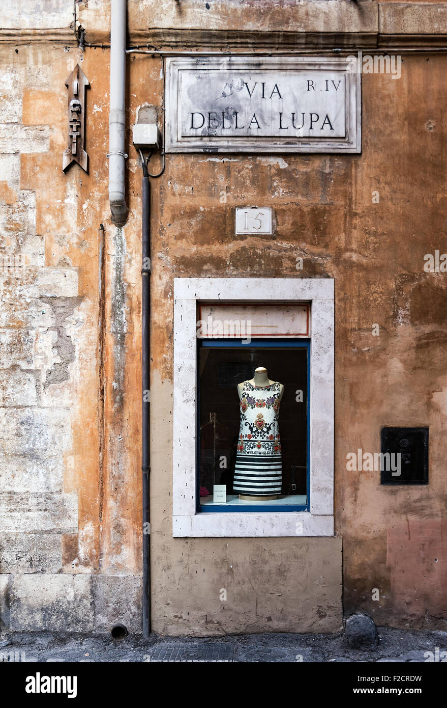 Kleid-Shop Schaufenster auf der alten Straße, Rom, Italien Stockfoto