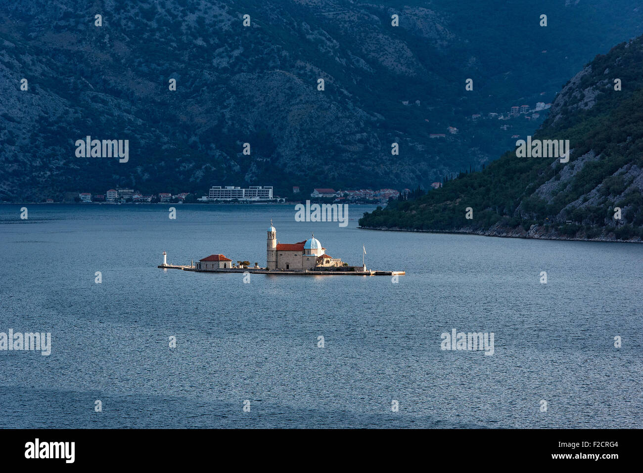 Unsere Liebe Frau von den Felsen Kirche auf ein kleiner Mann sitzt machte die Insel in der Bucht von Kotor, Perast, Montenegro Stockfoto