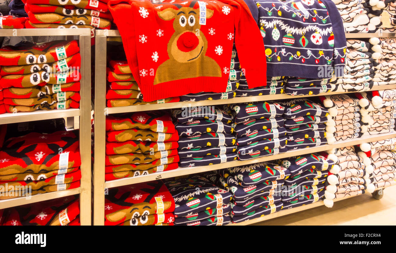 Primark store Weihnachten Pullover anzeigen. England, Großbritannien  Stockfotografie - Alamy