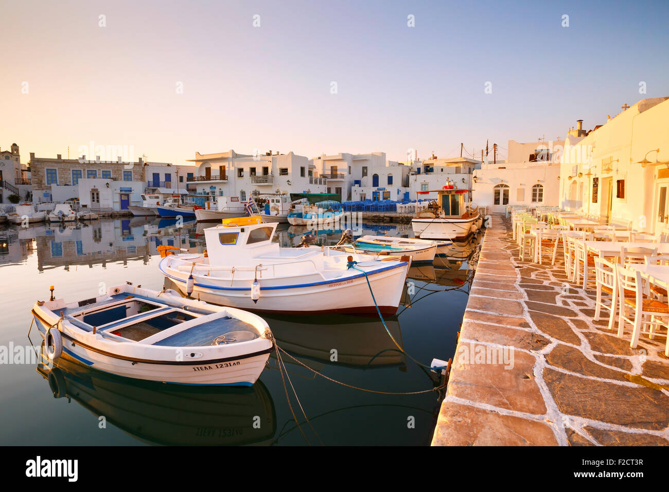 Blick auf den Hafen in Naoussa Dorf auf der Insel Paros, Griechenland Stockfoto