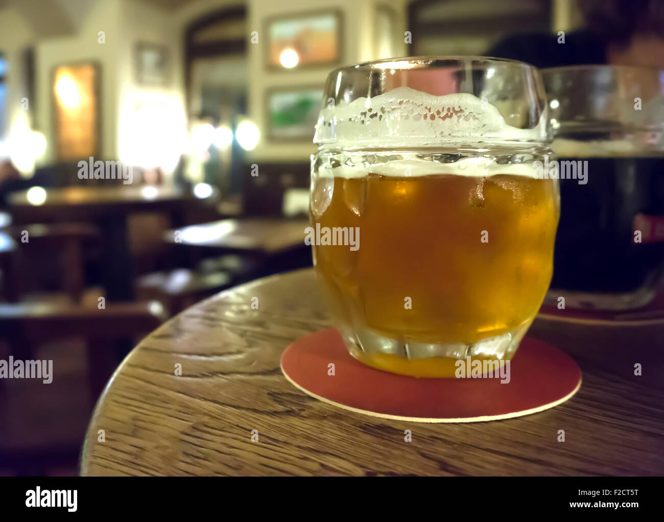 ein Glas goldenen Bier Stockfoto