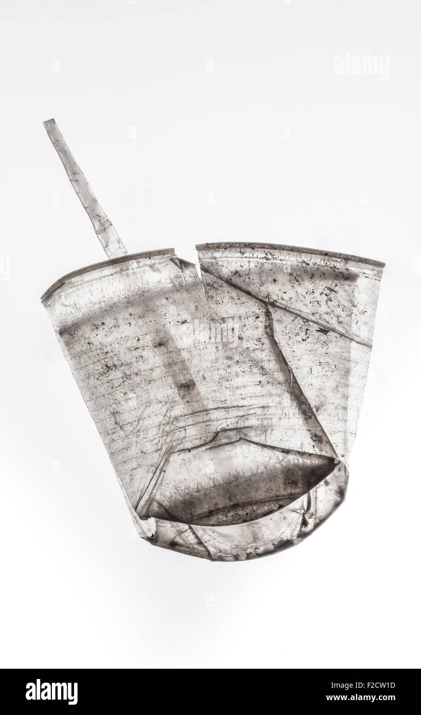 Schmutzig, Kunststoff, abgeflachten Tasse mit Stroh auf weißem Hintergrund Stockfoto