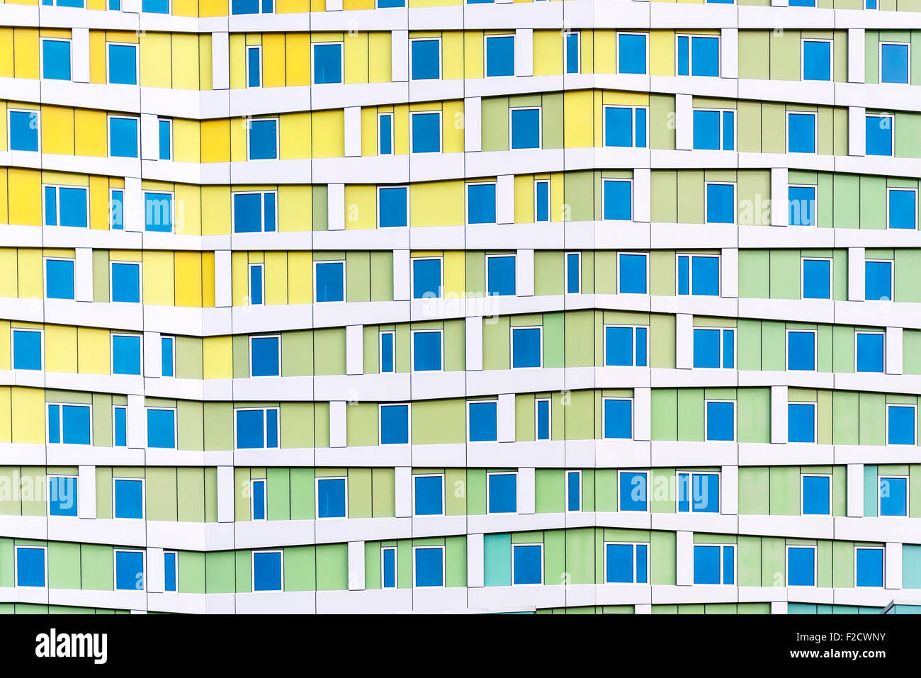 Die Fassade von einem modernen Bürogebäude mit einer sehr abstrakten künstlerischen Blick zu ihm. Stockfoto