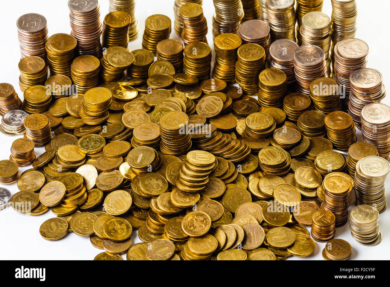 Russische Münzen in Gold isoliert auf weiss getönt Stockfoto