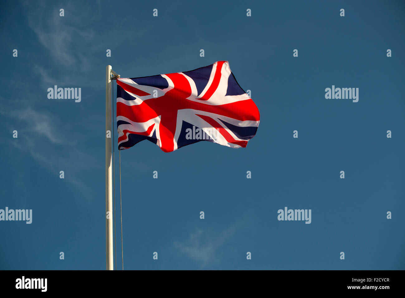 Großbritannien-Flagge vor einem blauen Himmel Stockfoto