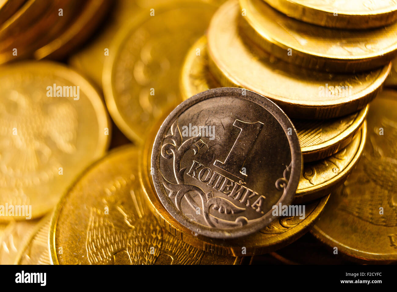 Russische Münzen in Gold isoliert auf weiss getönt Stockfoto