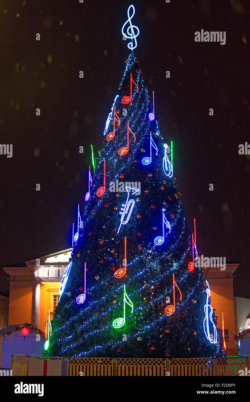 Nacht Winterlandschaft der Domplatz mit dem Weihnachtsbaum und Urlaubsmarkt in Vilnius, Litauen Stockfoto