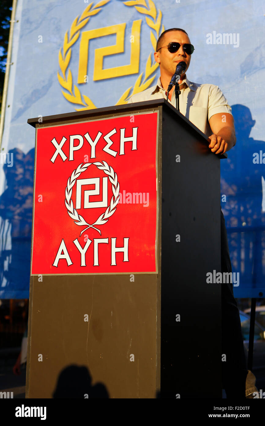 Athen, Griechenland. 16. September 2015. Ilias Kasidiaris, der Sprecher des Golden Dawn, befasst sich mit der Wahlveranstaltung. Griechischen rechtsextremen Partei Goldene Morgenröte statt einer Wahlveranstaltung in Athen, vier Tage vor dem Wahltag. Die Partei will genügend Sitzplätze in der Wahl der dritten spätestens zu gewinnen Party im griechischen Parlament. Bildnachweis: Michael Debets/Alamy Live-Nachrichten Stockfoto