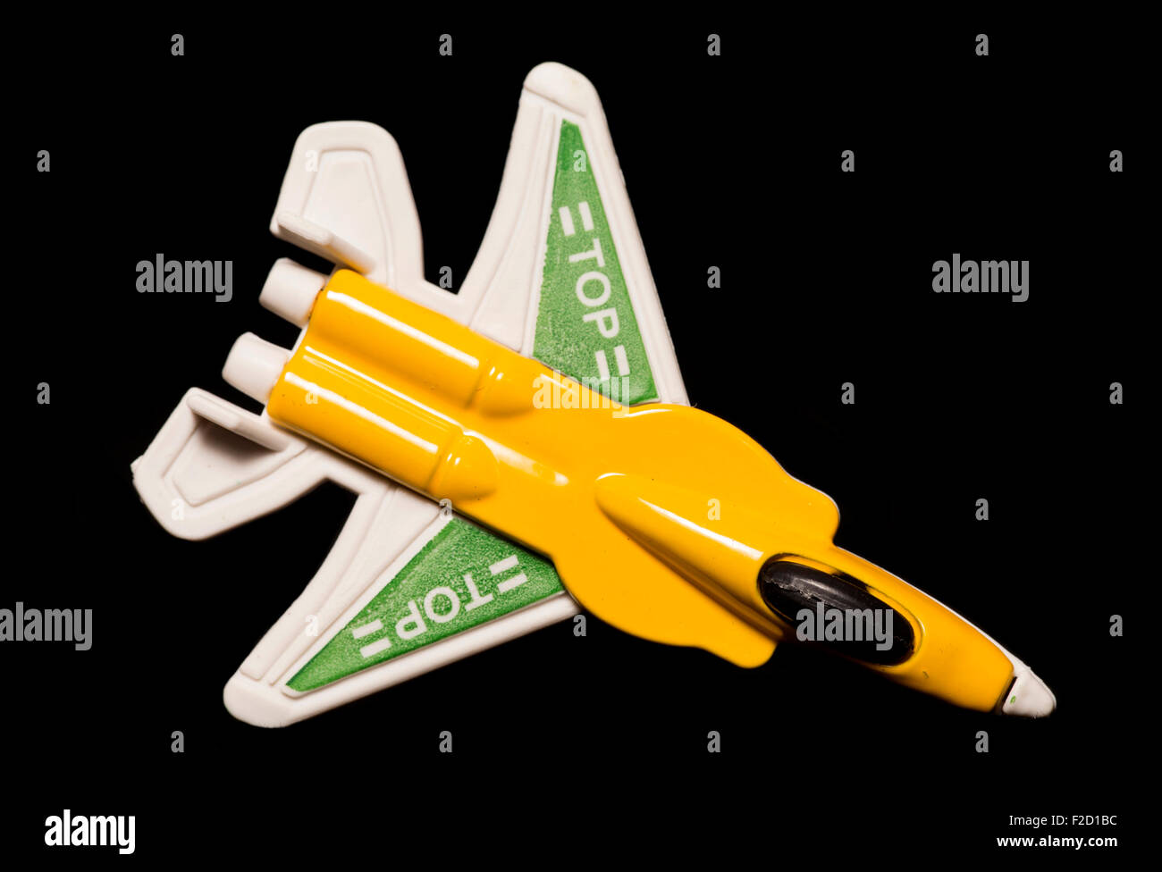 gelbe Flugzeug Partei Tasche Spielzeug auf schwarzem Hintergrund Stockfoto