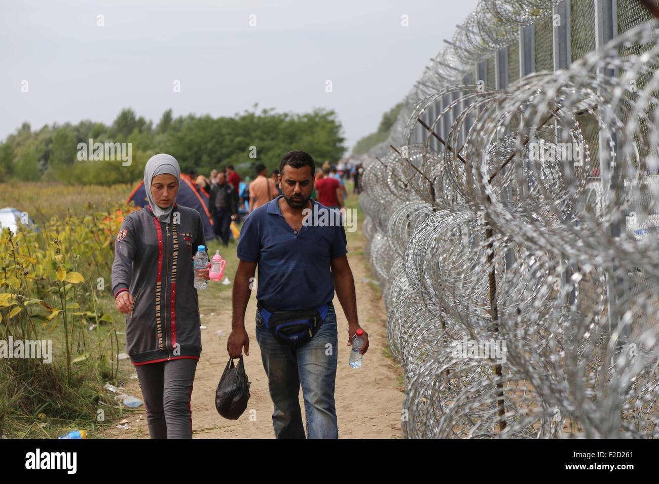 Horgos Serbien 16 September 15 Die Menschen Gehen Entlang Dem Stacheldrahtzaun An Der Grenze Zwischen Ungarn Und Serbien In Horgos Nordlich Von Serbien Im 16 September 15 Die Serbisch Aussenministerium Am Mittwoch Veroffentlicht