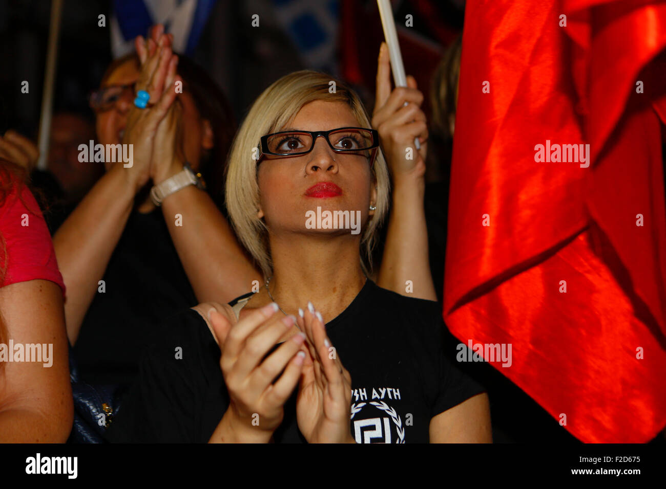 Athen, Griechenland. 16. Sep, 2015. Golden Dawn Unterstützer hört eine Rede bei der Wahlveranstaltung in Athen griechische rechtsextremen Partei Goldene Morgenröte statt einer Wahlveranstaltung in Athen, vier Tage vor dem Wahltag. Die Partei will genügend Sitzplätze in der Wahl der dritten spätestens zu gewinnen Party im griechischen Parlament. Bildnachweis: Michael Debets/Pacific Press/Alamy Live-Nachrichten Stockfoto