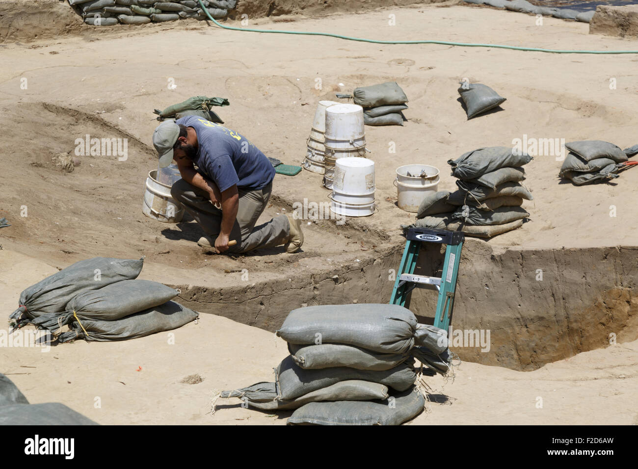 Jamestown Wiederentdeckung Archäologe kniend umgeben von Eimern und Werkzeuge Stockfoto
