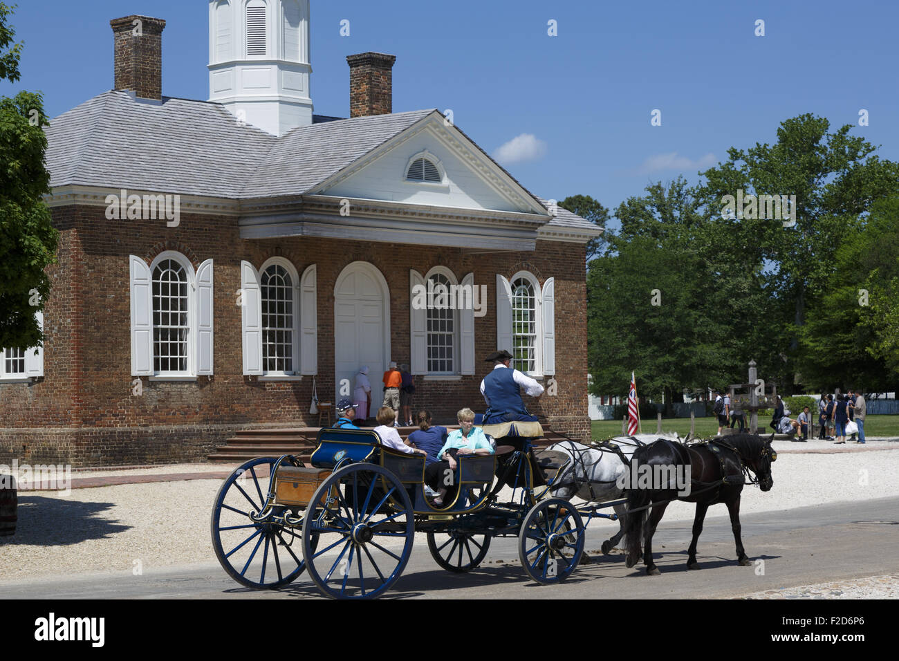 Pferde und Wagen nimmt Touristen entlang Colonial Williamsburg lebendige Geschichte Museum Virginia Stockfoto