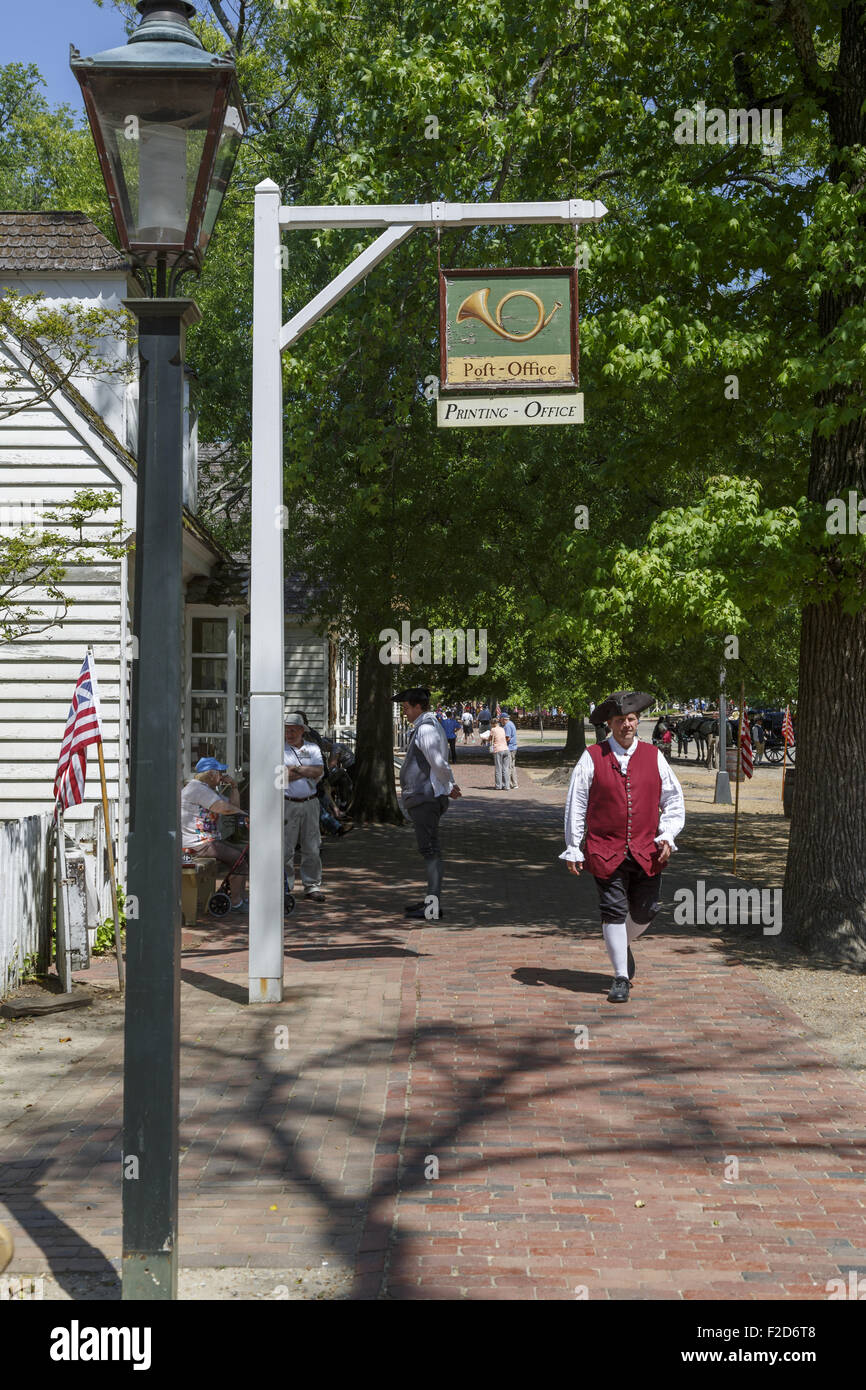 Schauspieler in historischen Kleidern vorbeigehen post Office Colonial Williamsburg Geschichte Museum Virginia Stockfoto