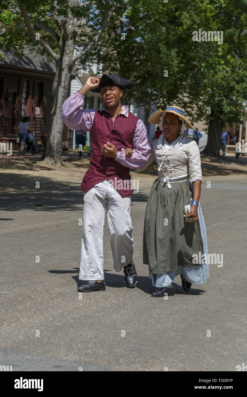 Reenactors gehen Arm in Arm nach unten Duke of Gloucester Street Colonial Williamsburg lebendige Geschichte Museum Virginia Stockfoto