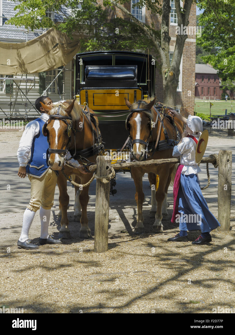 Reenactors zu ein paar Pferde zu historischen Schlitten Colonial Williamsburg lebenden genutzt - Geschichte Museum Virginia USA tendenziell Stockfoto
