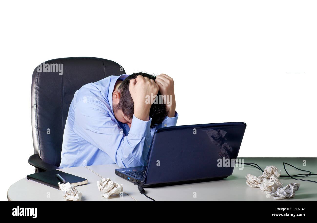 Finanzkrise, frustriert Geschäftsmann in seinem Büro, weißer Hintergrund Stockfoto