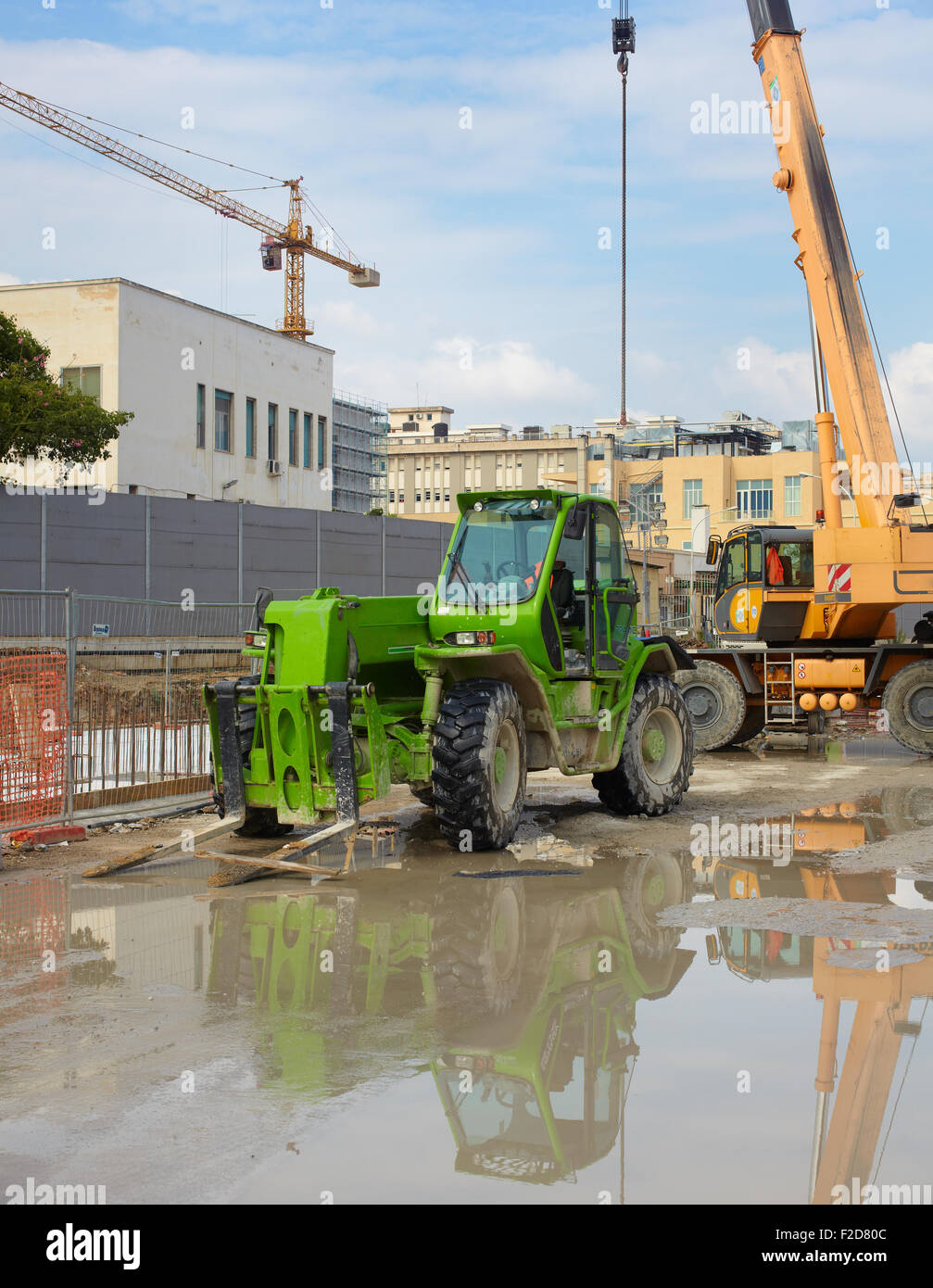 Grüne Bagger in einer Baustelle Stockfoto