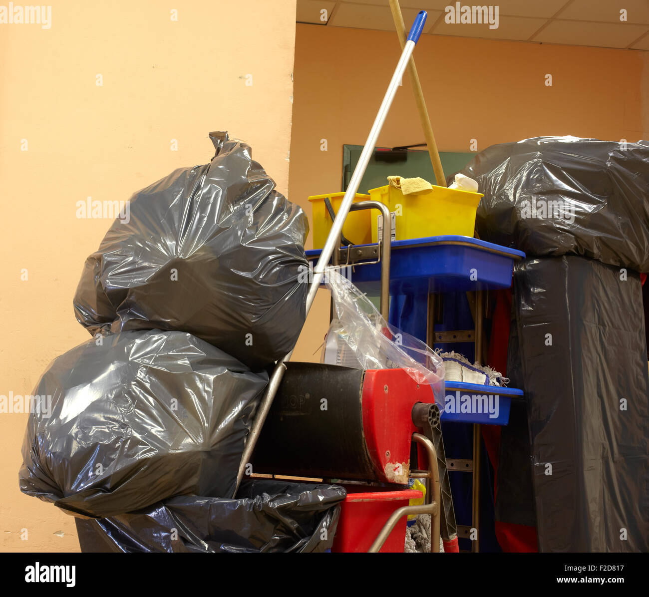 Blach Müllsäcke auf Hausmeister-cart Stockfoto