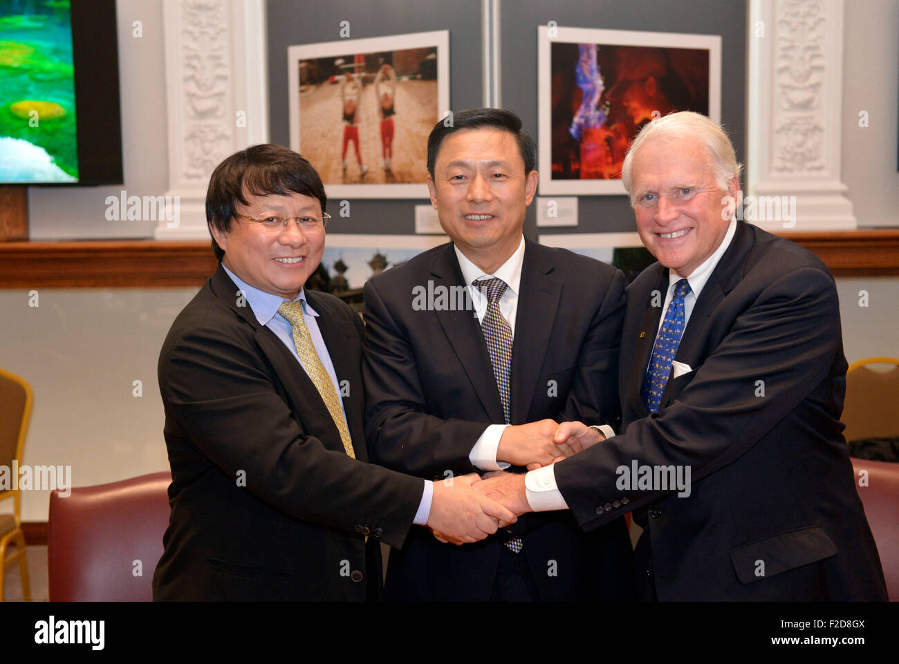 Washington, DC, USA. 16. Sep, 2015. Guo Weimin (C), stellvertretender Minister für Chinas State Council Information Office (SCIO), Terry Adamson (R), Executivvizepräsident der US National Geographic Society (NGS), und Xiong Xiaoge, executive Vice President von Venture-Capital-Organisation International Data Group (IDG) Handschlag nach Unterzeichnung ein Memorandum of understanding (MOU) zur Förderung der chinesischen Kultur und kulturellen Austausch zwischen den beiden Ländern in Washington , DC, USA, 16. September 2015. © Yin Bogu/Xinhua/Alamy Live-Nachrichten Stockfoto