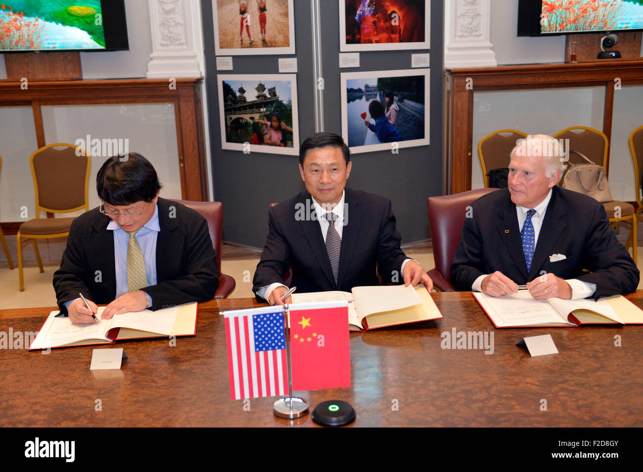 Washington, DC, USA. 16. Sep, 2015. Guo Weimin (C), stellvertretender Minister für Chinas State Council Information Office (SCIO), Terry Adamson (R), Executivvizepräsident der US National Geographic Society (NGS), und Xiong Xiaoge, executive Vice President von Venture-Capital-Organisation International Data Group (IDG) unterzeichnen ein Memorandum of understanding (MOU) zur Förderung der chinesischen Kultur und kulturellen Austausch zwischen den beiden Ländern in Washington, DC, USA , 16. September 2015. © Yin Bogu/Xinhua/Alamy Live-Nachrichten Stockfoto