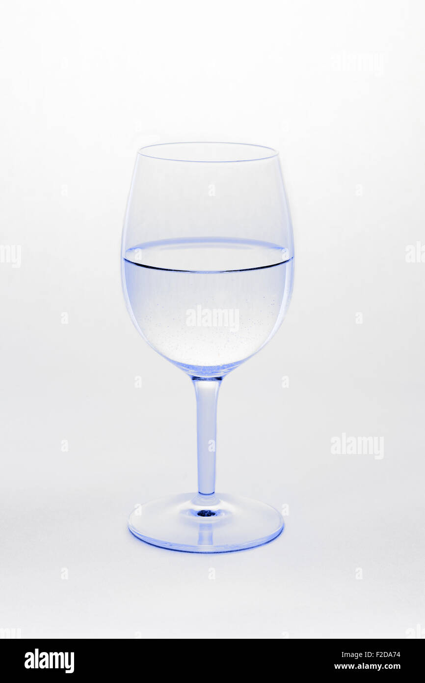 Glas Wein gefüllt mit Wasser isoliert auf weißem Hintergrund Stockfoto