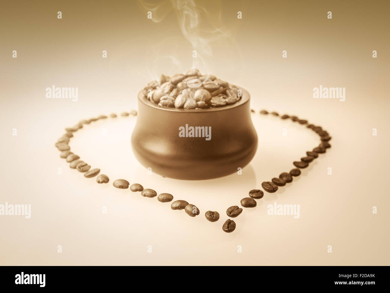 Heißen Kaffee Bohnen in Tasse Konzept Stockfoto