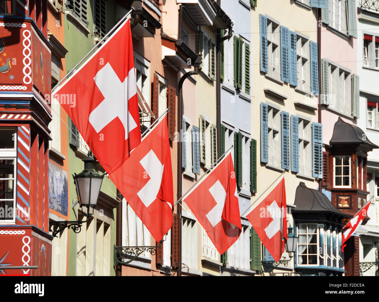 Alte Straße in Zürich für den Schweizer Nationalfeiertag, 1. August mit Fahnen geschmückt. Stockfoto Alte Straße in Zürich für den Schweizer Nationalfeiertag, 1. August mit Fahnen geschmückt. Stockfoto