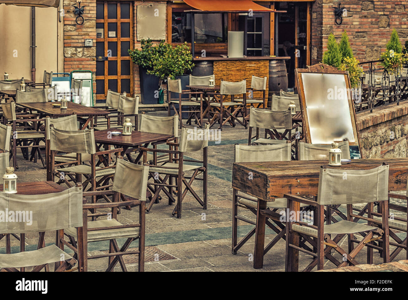 Tabellen der typische street Bar in ein mittelalterliches Dorf auf dem Lande in Italien Stockfoto
