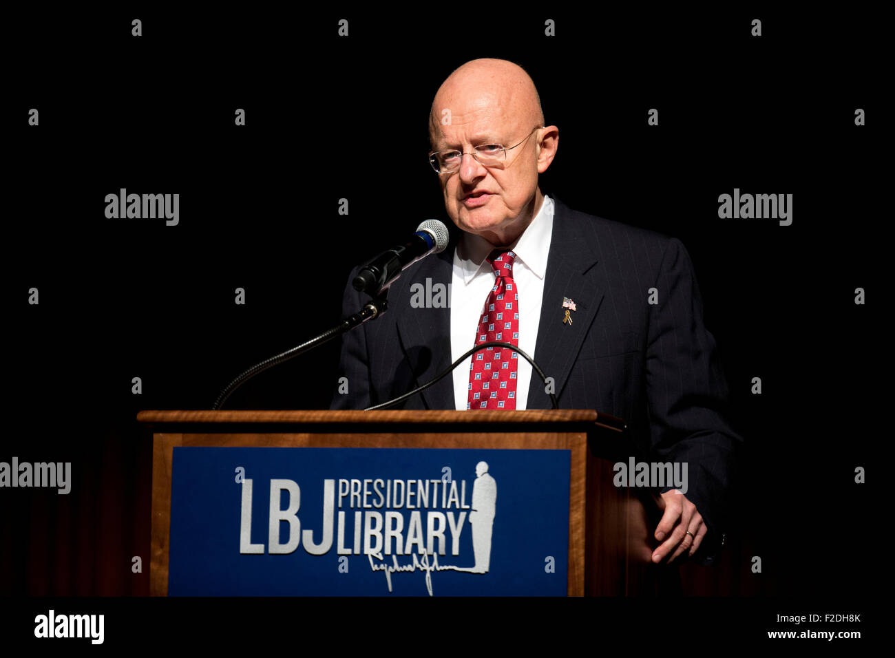 Austin, Texas USA 16. September 2015: Direktor der nationalen Intelligenz James R. Clapper erklärt die Veröffentlichung von klassifizierten Briefings der Präsident bei einem daylong Symposium "The President Daily Brief", die einen Einblick in die Bereitstellung von Intelligenz für Präsidenten John F. Kennedy und Lyndon B. Johnson in den 1960er Jahren gab.  Die CIA freigegeben heute 2.500 Dokumente aus den Jahren Kennedy und Johnson. Stockfoto