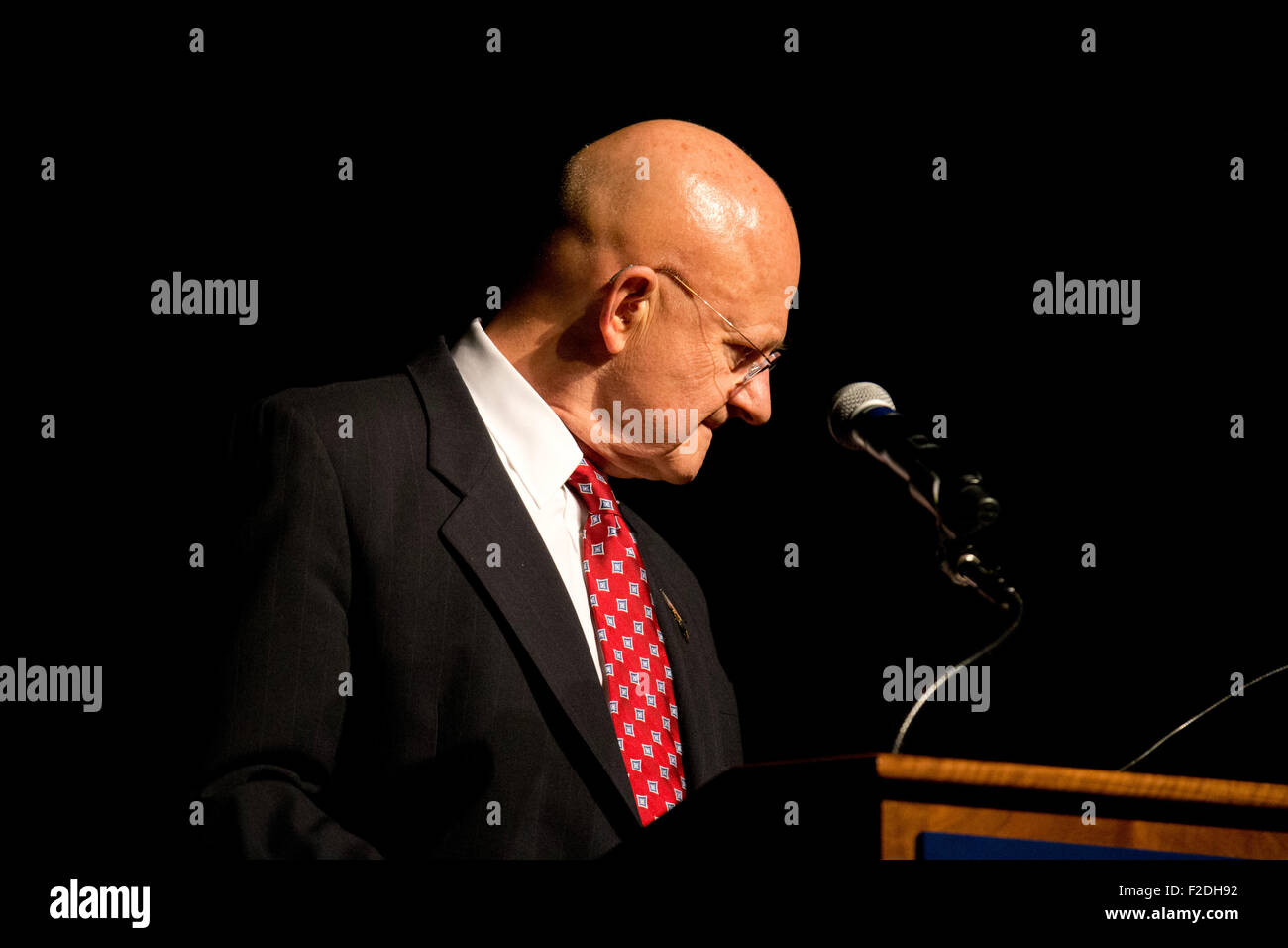 Austin, Texas USA 16. September 2015: Direktor der nationalen Intelligenz James R. Clapper erklärt die Veröffentlichung von klassifizierten Briefings der Präsident bei einem daylong Symposium "The President Daily Brief", die einen Einblick in die Bereitstellung von Intelligenz für Präsidenten John F. Kennedy und Lyndon B. Johnson in den 1960er Jahren gab.  Die CIA freigegeben heute 2.500 Dokumente aus den Jahren Kennedy und Johnson. Stockfoto