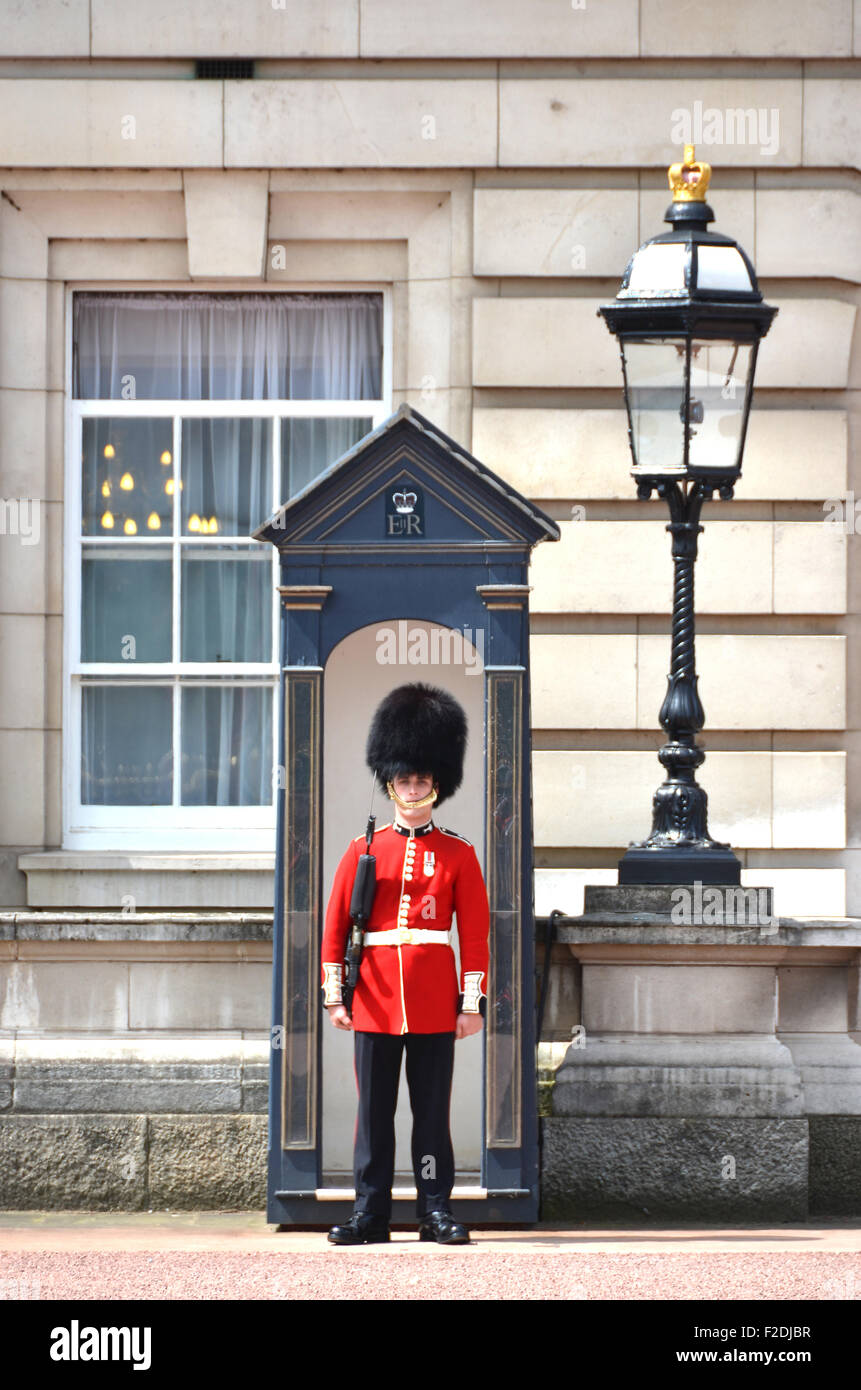 LONDON, UK - 12. Juni 2014: Britische königliche Garde führen die Wachablösung im Buckingham Palace Stockfoto