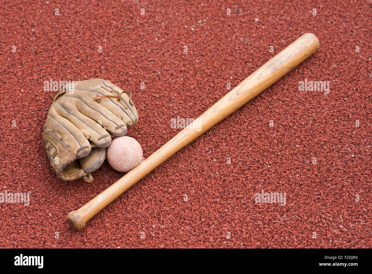 Baseball-Schläger mit Ball und Handschuh auf einem Kautschuk-Hintergrund Stockfoto