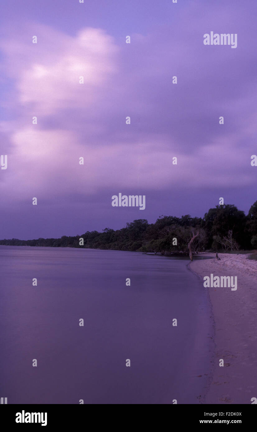 Mood-Szene mit Blick auf den Strand, South Stradbroke Island, Moreton Bay.die Sandinsel liegt vor dem nördlichen Teil der Gold Coast von Queensland. Stockfoto