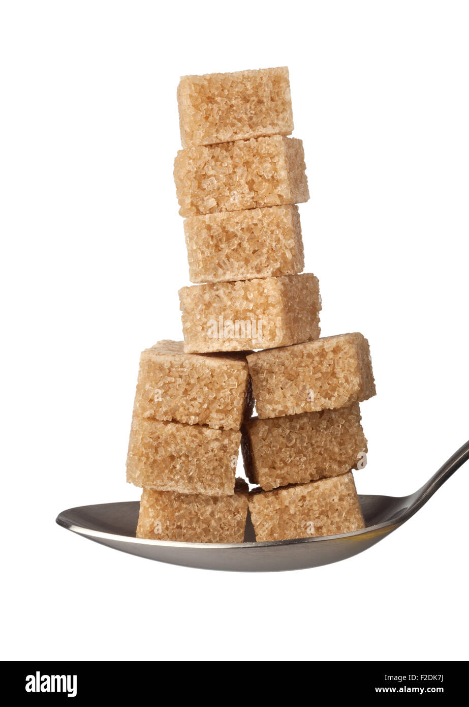 Stapel von Brown Sugar Cubes auf einem Löffel isoliert auf weißem Hintergrund Stockfoto